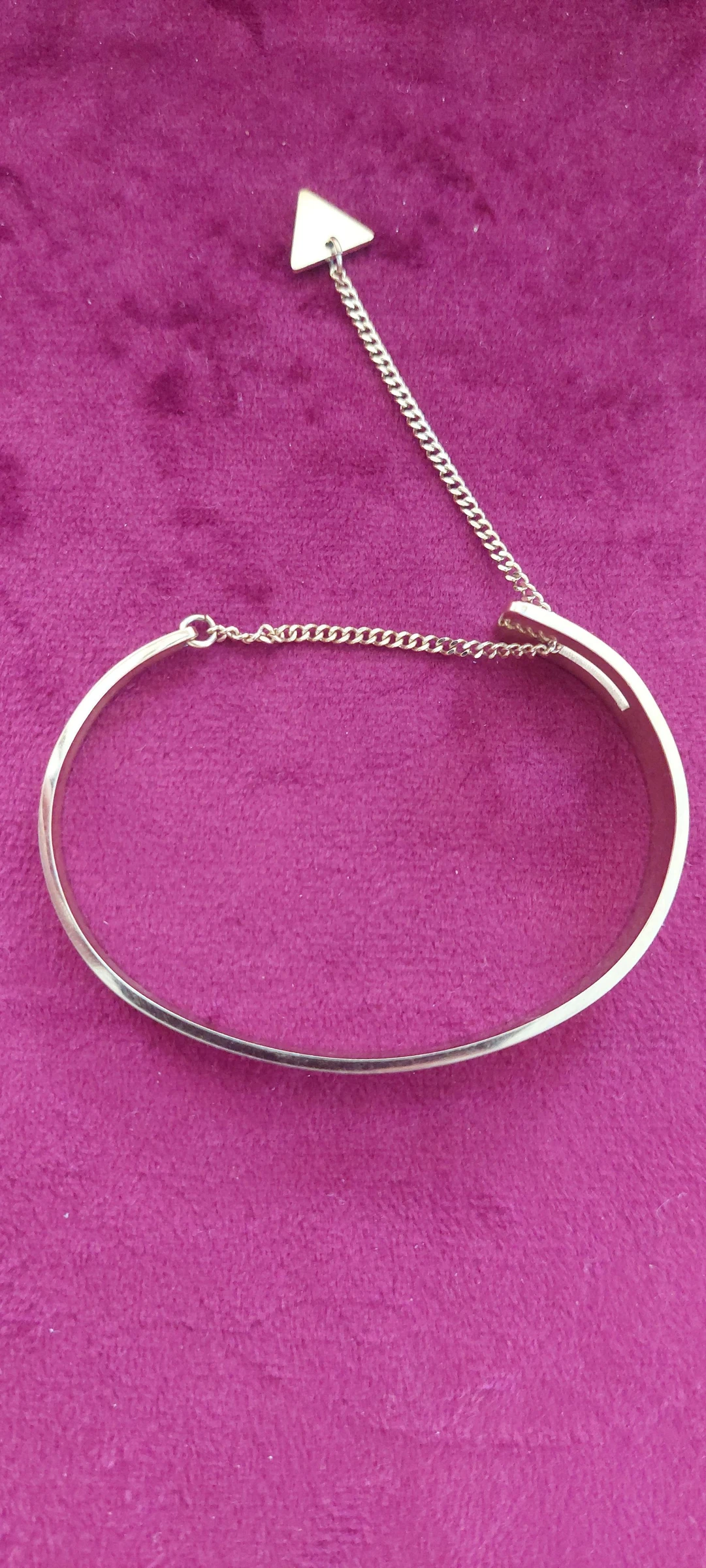 Elegant Minimalistische Gouden Armband met Veiligheidsketting en Driehoekig Bedeltje ✨ – photo 4
